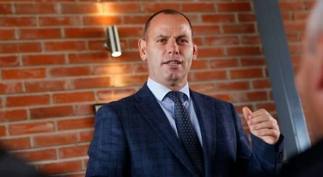Lladrovci: Sonte festojmë në zyren ku ishte selia PDK-së në Drenas