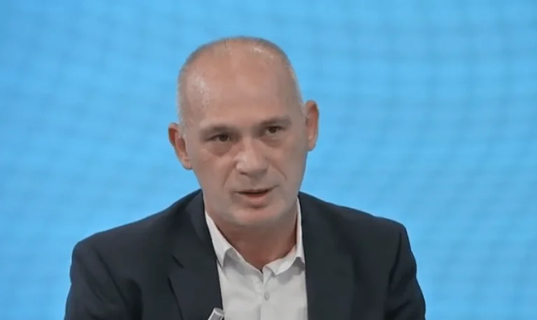 Humolli: Vetëvendosjes i nevojitet një vetëkritikë, mund të ketë edhe largime tjera të deputetëve