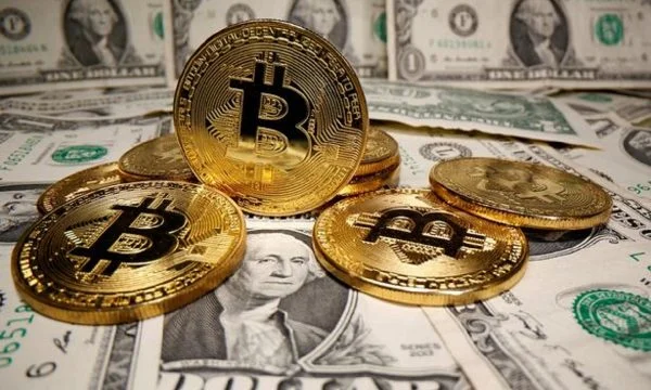 Mashtroi 128 mijë njerëz, dënohet “Perëndesha” kineze që vodhi 5.7 mld euro në Bitcoin