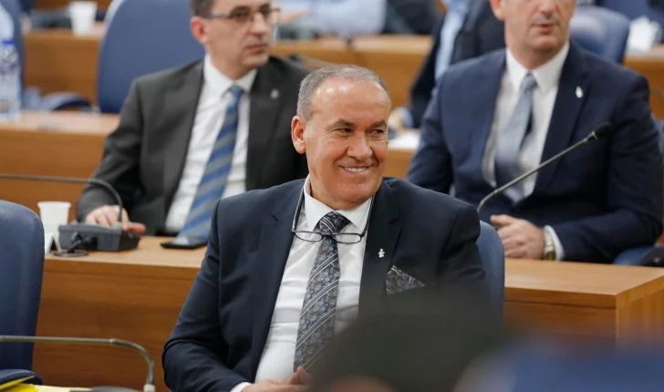 Sulmohet me shishe Fehmi Kupina në objektin e Komunës së Prishtinës