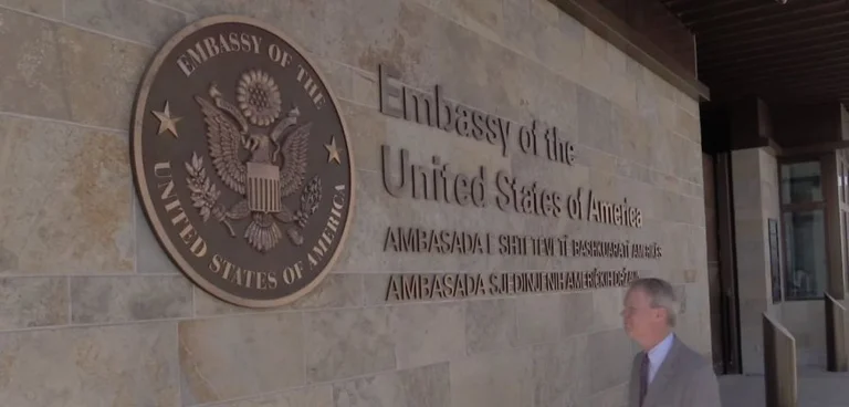 “Trump i ndali 7 luftëra, mes tyre Kosovë-Serbi”, Ambasada e SHBA-së në Prishtinë shpërndan postimin e DASH