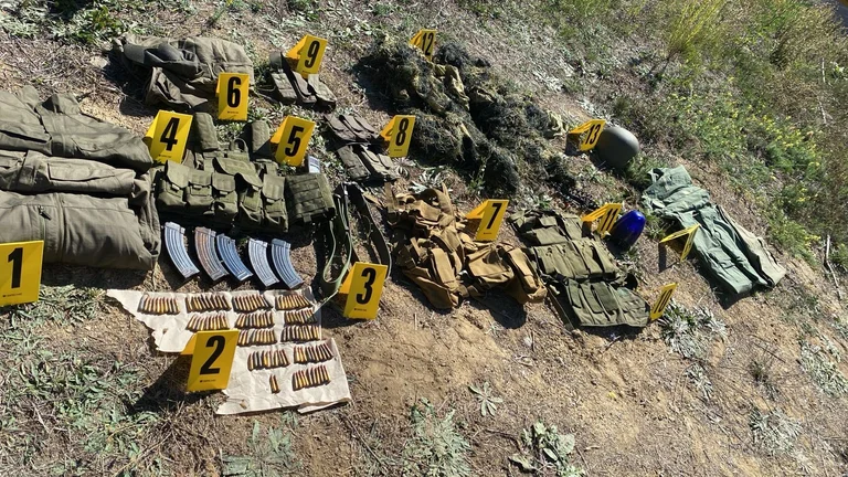 Policia: Gjenden dy thasë me uniforma ushtarake dhe karikatorë në Veri