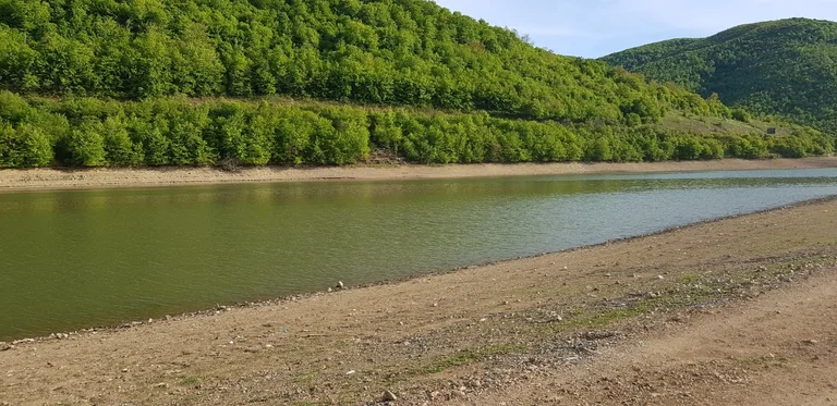 Policia e shpërthen një mjet të dyshimtë në liqenin e Badocit