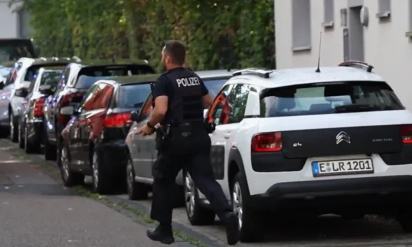 Policia gjermane detyrohet ta plagosë 17 vjeçarin nga Kosova që dyshohet se theri me thikë mësuesen: S’ka më rrezik