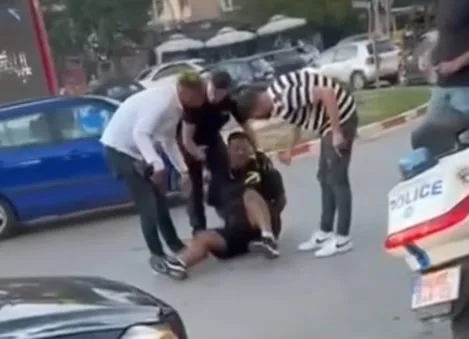 Zyrtarë policorë ushtrojnë dhunë fizike ndaj një qytetari në Prizren