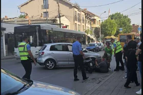 Aksident i rëndë në Prishtinë mes veturës dhe motoçikletës, një person shihet i shtrirë