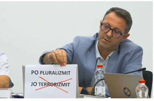 Burri i Albulena Haxhiut bën spektakël në KQZ, del me parullë: Po pluralizmit, jo terrorizmit