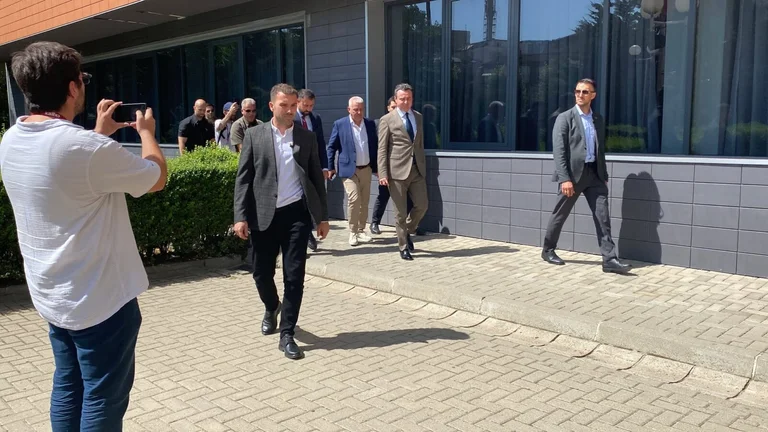 Kë doni me propozu të dielën? Përgjigja e Kurtit duke qeshur: E merrni vesh të dielën