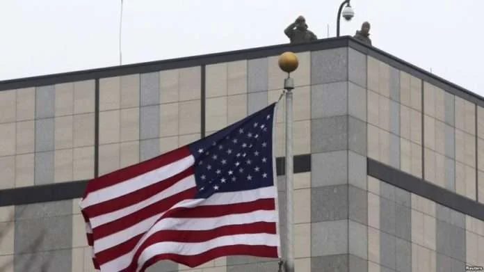 Ambasada reagon pas ekstradimit të kosovarit në SHBA: Bashkëpunim dhe koordinim i shkëlqyer midis dy shteteve sipas traktatit të ekstradimit