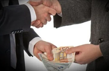 Kaçanik: Zyrtari në pranga, dyshohet se i kërkoi qytetarit mbi 600 euro për dokumente të panevojshme