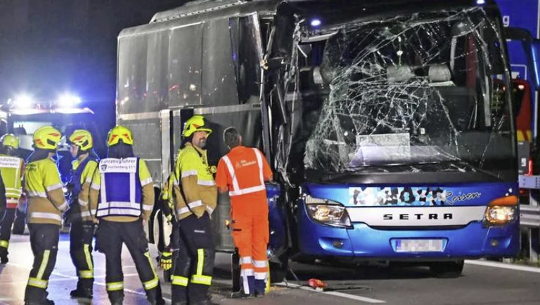 Autobusi nga Kosova përplaset me një kamion në një autostradë të Gjermanisë, raportohet për rreth 30 të lënduar