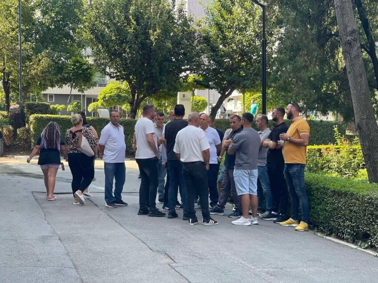 Komuna e Prishtinës nuk po lejon autobusët e Podujevës tek Xhamia e Llapit, transportuesit protestojnë