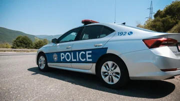 Operacion i Policisë në Prishtinë, Gjilan e Prizren, arrestohen tre zyrtarë – Sekuestrohen mijëra euro, veturë e armë