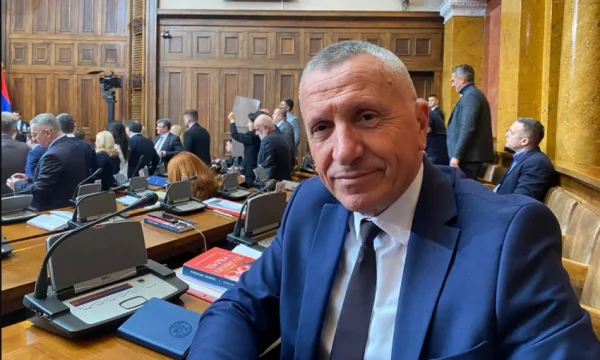 Kamberi padit Bërnabiqin për nxitje të urrejtjes kombëtare dhe fetare