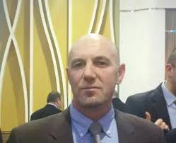 Sulmohet deputeti Adem Hoxha, përfundon në spital bashkë me familjen