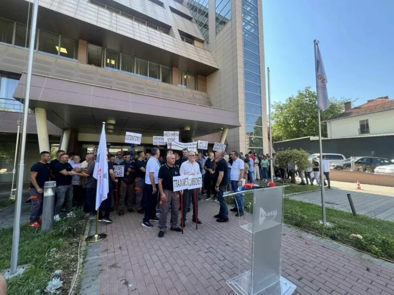 Protestojnë punëtorët e KOSTT-it, kërkojnë rritje të pagave