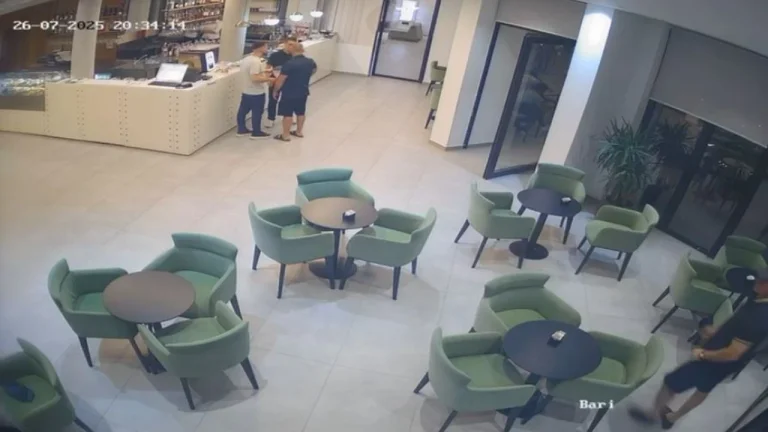 Kamarieri rrihet për një bidon uji në Vlorë, ish-shefi i qarkullimit rrugor sulmon 18-vjeçarin në lokal (Video)