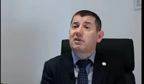 Smakiqi: Shpresojmë që lidhja shoqërore e Osmanit me kryetarin e Kushtetueses të mos ndikoj në kërkesën absurde në dëm të interesit politik