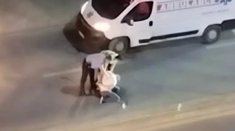 Me duar të lidhura pas shpine e i rënë në gjunjë, dalin pamjet e 27-vjeçarit në gjendje të rëndë pas arrestimit të dhunshëm