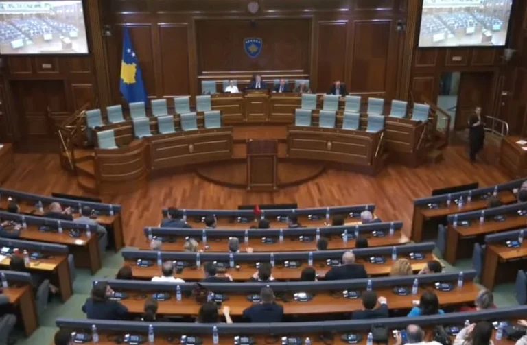 Deputetët reagojnë pas dështimit të seancës së 49-të të Kuvendit, akuzojnë VV për ‘pengmarrje politike’