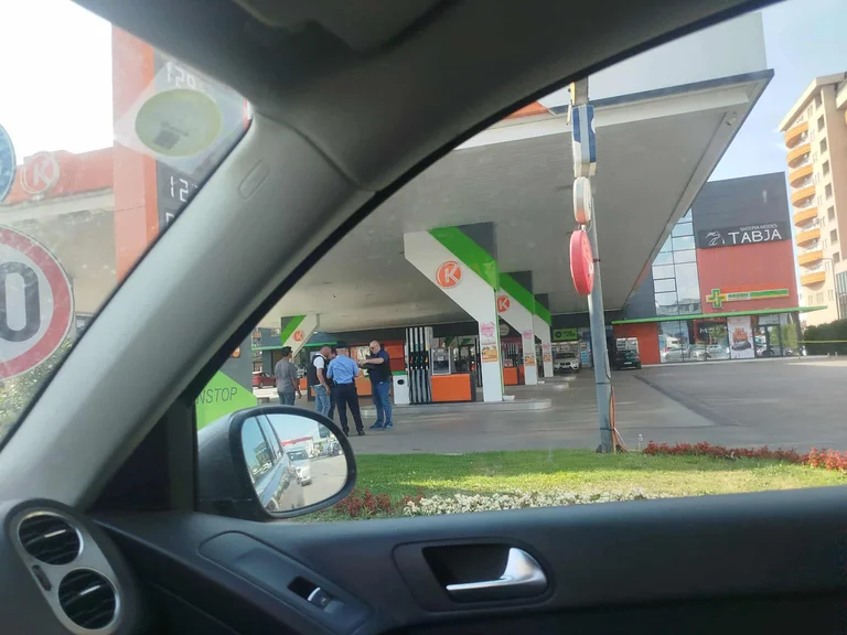 “Mjet i dyshuar afër një veture” – Policia rrethon një pompë të derivateve në rrugën Prishtinë – Fushë Kosovë