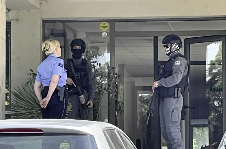 Raportohet për bastisje në objektin e disa agjencive shtetërore