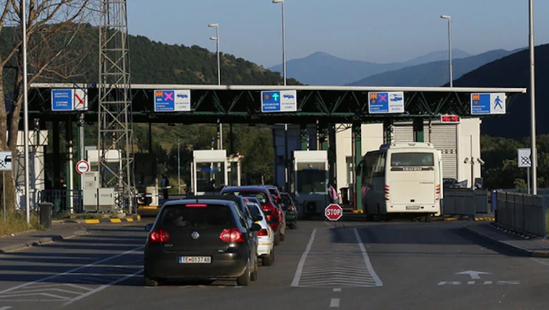Bie sistemi, pezullohet përkohësisht hyrja e automjeteve në Maqedoninë e Veriut, kontrolle të dyfishta