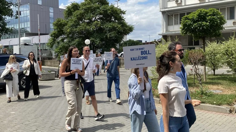“Loja juaj, pasojat tona”, shoqëria civile rikthehet me protestë para Kuvendit