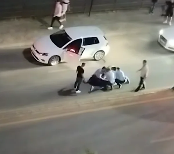 Me dhunë e këmbën në qafë – dalin pamjet e reja ku pesë policë ngulfatën Agon Zejnullahun