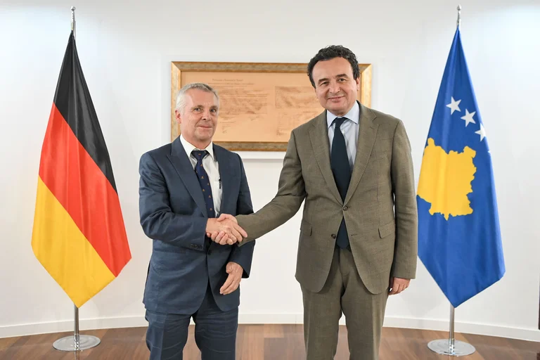 Rohde i shkon Kurtit në zyre, interesohet për konstituimin e Kuvendit – ai ia përmend takimet pas Aktgjykimit