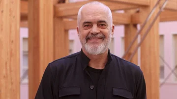 Rama thumbon protestuesit: Flamingot duhet ta dinë se janë të keqinformuar nga sorrat dhe korbat