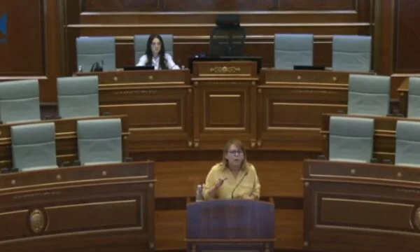 Hykmete Bajrami flet në sallën e Kuvendin edhe pas përfundimit të seancës: Do t’i drejtohemi Kushtetuteses