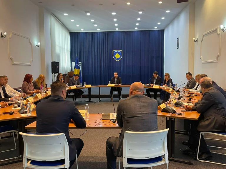 Edhe pas një ore, liderët politikë ende në takim të mbyllur për ta zgjidhur bllokadën institucionale