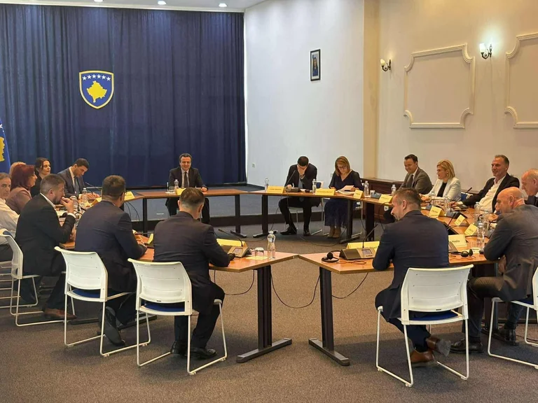 Nis takimi i Kurtit me partitë politike