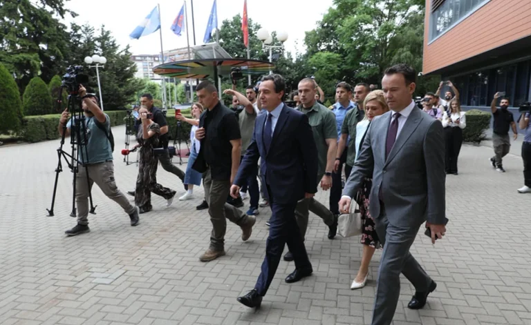 Dalja nga ngërçi, partitë takohen pas aktgjykimit të Kushtetueses