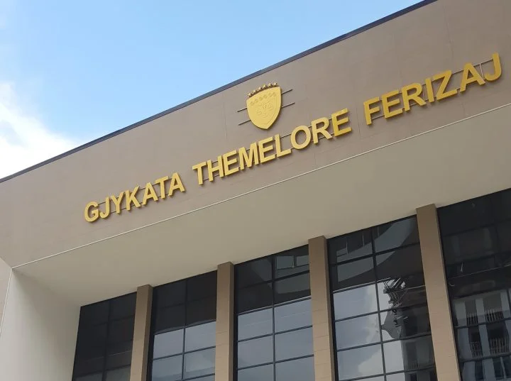 Shoqërohen në Polici dy persona që po qëndronin para Gjykatës në Ferizaj