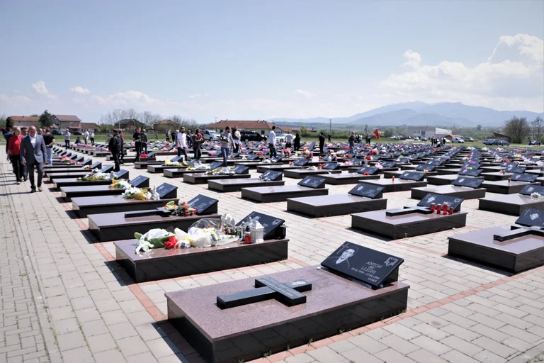 Nis gjykimi ndaj 53 të akuzuarve për masakrën e Mejës