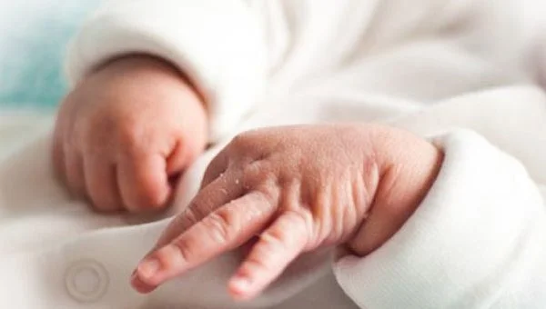 E tmerrshme: Foshnja e porsalindur gjendet në qese mbeturinash në Matiqan