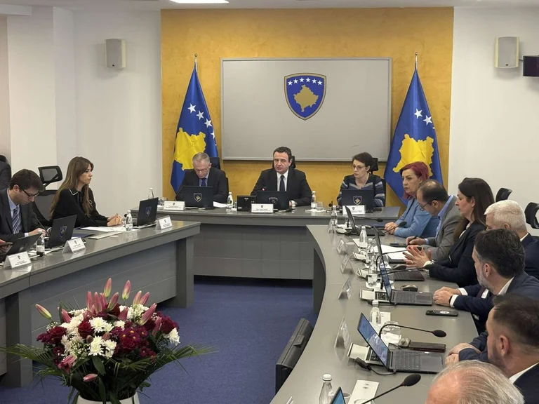 A po shkojmë drejt zgjedhjeve të parakohshme, Kurti rrit shtesat për këtë kategori