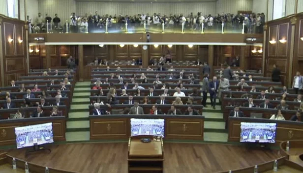 Albulena Haxhiu a kompromis: Si të dilet nga ngërçi në Kuvend?