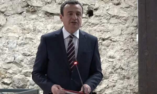 Kurti flet në një tubim të VV’së sikur në fushatë, i sulmon deputetët që s’po ia votojnë Albulena Haxhiun