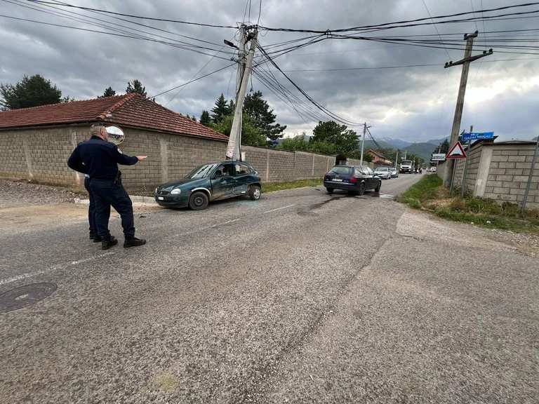 Aksident mes dy veturave në Deçan, dyshohet për të lënduar