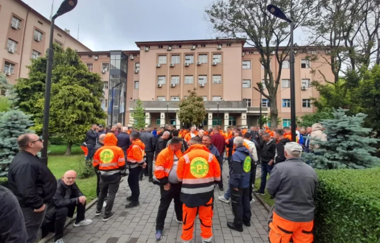 Komuna dhe “Pastrimi” nënshkruajnë kontratën për menaxhimin e mbeturinave: Janë diskutuar edhe kërkesat e sindikatës