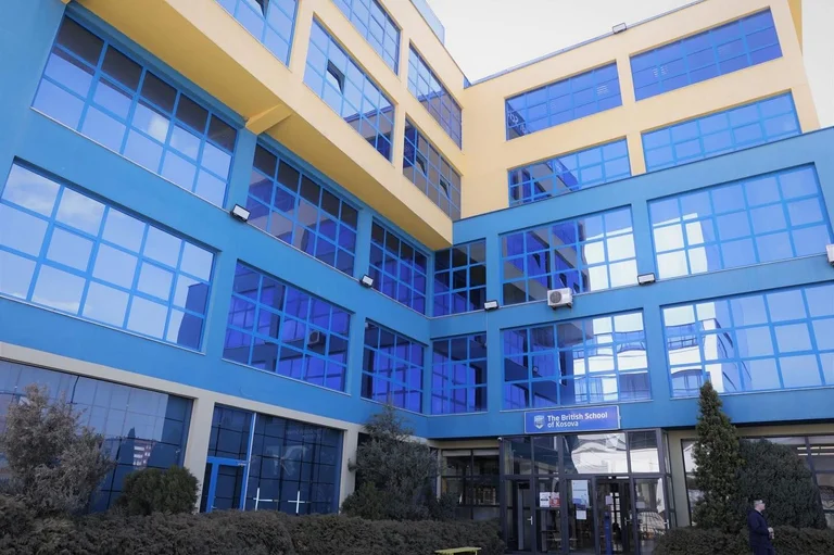 Prindi denoncon publikisht British School of Kosova: Refuzoi regjistrimin e vajzës vetëm sepse ajo ka Sindromën Down
