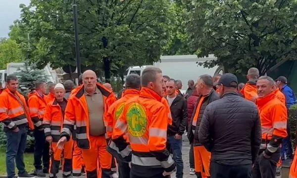 Punëtorët e “Pastrimit” nisin grevën para Komunës së Prishtinës