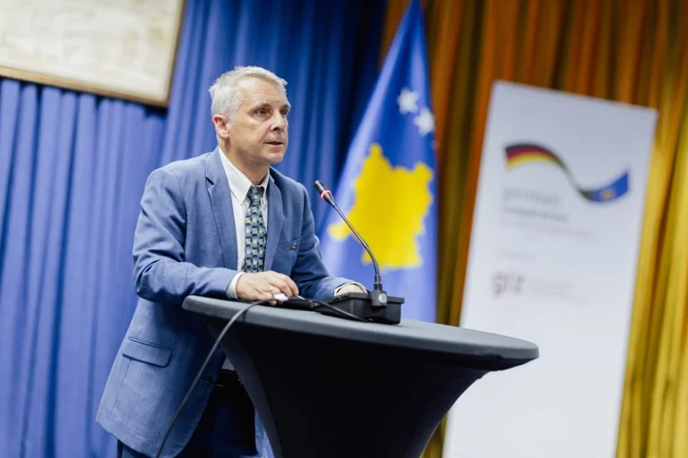 Rohde: Jam i frustruar që masat ndaj Kosovës s’janë hequr ende