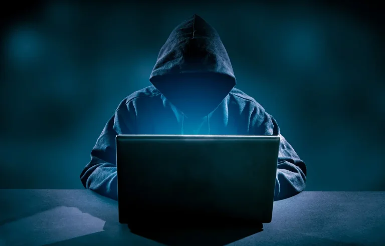Ekstradohet nga Kosova në SHBA administratori kryesor i tregut kriminal online, ngarkohet për mashtrim dhe vjedhje të identitetit
