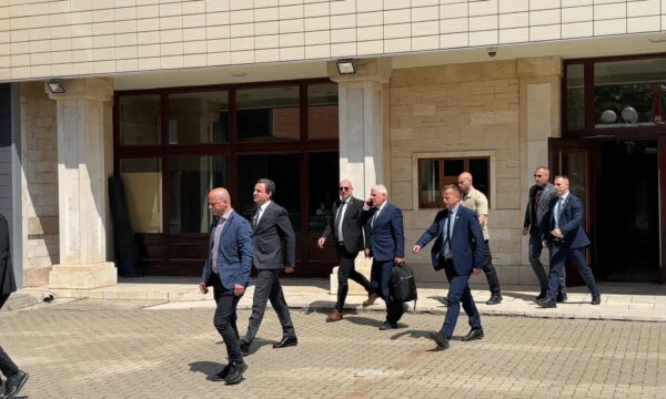 Kurti largohet me vrap, hesht para gazetarëve për krizën në Kuvend