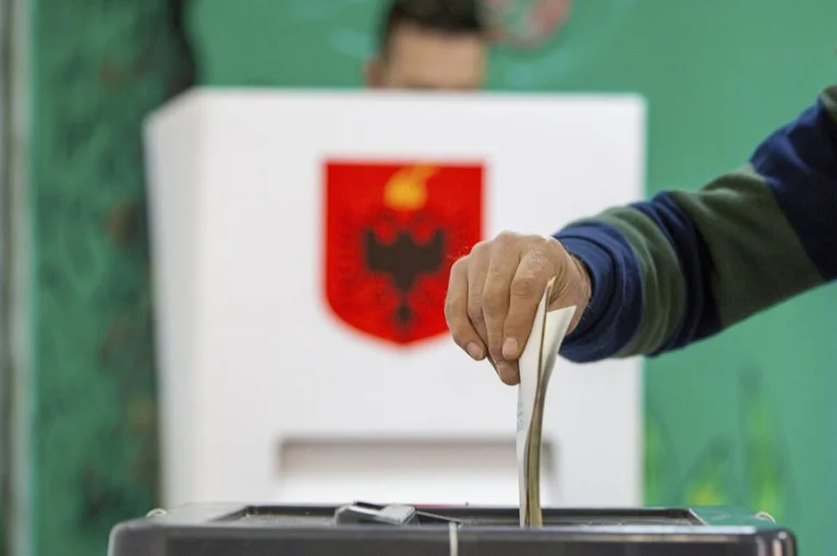Pjesëmarrja në zgjedhje deri në orën 14 arrin në 29.53% në Shqipëri