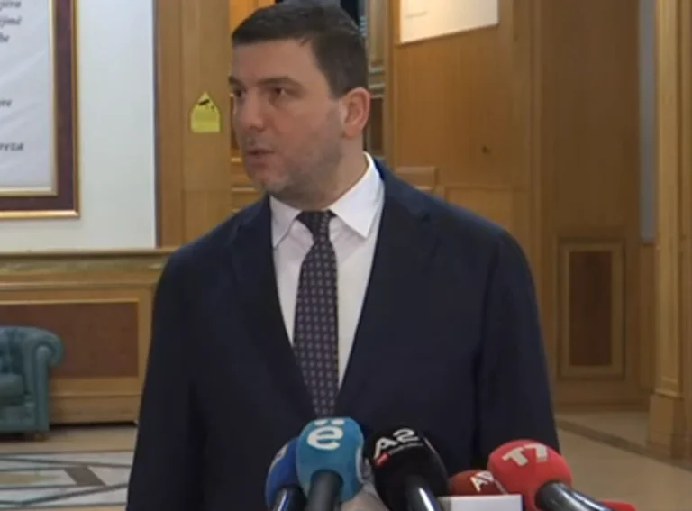 Krasniqi: Kurti të na tregoj a e ka më të rëndësishme Albulena Haxhiun apo qytetarët që votuan më 9 shkurt